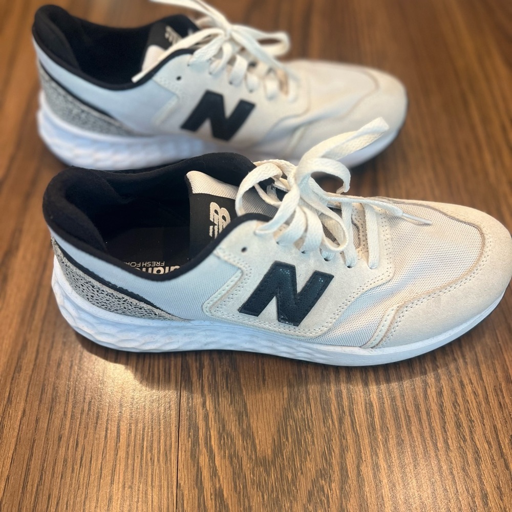 New Balance Women’s Sz 8.5 - White and Black Runner with leopard Heel Accent